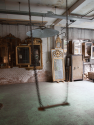 schommel in atelier anouk beerents met antieke spiegels op achtergrond