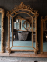 grote antieke spiegel, met in spiegelbeeld franse antieke spiegels