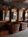 collectie antieke spiegels in atelier van Anouk Beerents