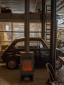 Fiat 500 in atelier vol met antieke spiegels en kaarsen