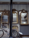 antieke spiegel met mountainbike ervoor