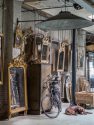 Atelier Anouk Beerents antieke spiegels met liggende hond